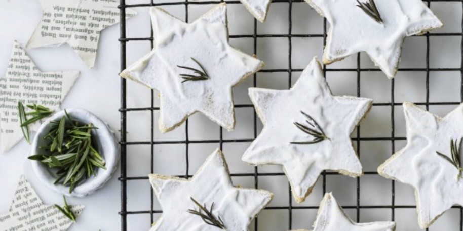 Make christmas spiced german cookies at home with children