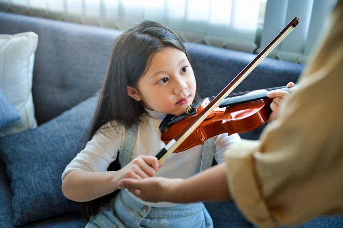 kids learning violin at education center