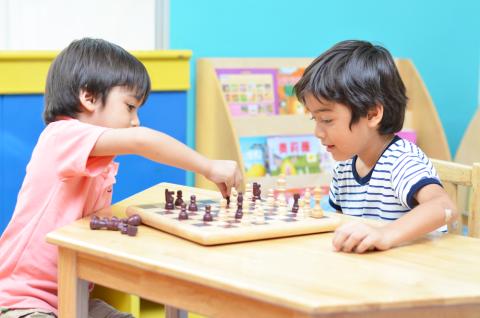 Bizibuz 孩子們在下棋